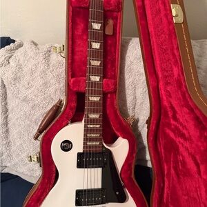 Gibson White Electric Guitar with Black Pickguard and Black Pickups